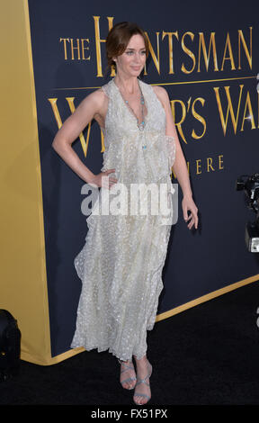 Los Angeles, Californie, USA. 11 avril, 2016. Emily Blunt à l'US premiere de 'The Huntsman : la guerre de l'Hiver' au Regency Village Theatre, Westwood. Crédit : Sarah Stewart/Alamy Live News Banque D'Images