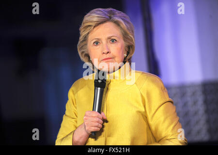 Ancien secrétaire d'État américaine Hillary Rodham Clinton, un candidat pour le Parti démocratique de la désignation du président de l'United States, parle au Café & Community à Brooklyn, New York, le dimanche 10 avril 2016. Banque D'Images