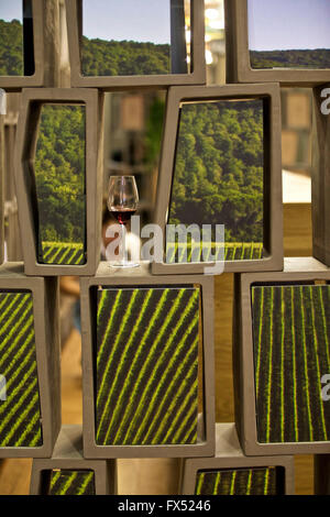 Vérone, Italie. Apr 11, 2016. Un verre de vin rouge est vu sur un stand pendant Vinitaly à Vérone, Italie, le 11 avril 2016. Vinitaly 2016, la 50e édition de ce salon international du vin, a commencé dimanche et se poursuivra jusqu'au mercredi 13 avril. Les courtiers de commerce de plus de 140 régions et pays sont attendus pour participer à des douzaines d'événements, y compris des rencontres b2b, expositions, Dégustation exclusive de la haute cuisine et de promouvoir l'industrie du vin. © Jin Yu/Xinhua/Alamy Live News Banque D'Images