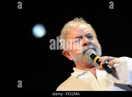 Brasilia, Brésil. Apr 11, 2016. L'ancien Président du Brésil, Luiz Inacio Lula da Silva des rassemblements partisans après un comité législatif a voté pour recommander d'impeachment du président Dilma Rousseff son poulain, le 11 avril 2016 à Rio de Janeiro, Brésil. Rousseff et Lula da Silva sont immeshed dans une importante affaire de corruption. Credit : Planetpix/Alamy Live News Banque D'Images