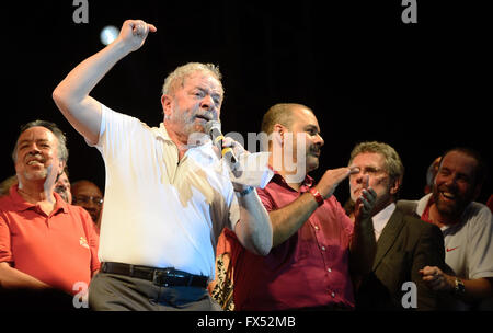 Brasilia, Brésil. Apr 11, 2016. L'ancien Président du Brésil, Luiz Inacio Lula da Silva des rassemblements partisans après un comité législatif a voté pour recommander d'impeachment du président Dilma Rousseff son poulain, le 11 avril 2016 à Rio de Janeiro, Brésil. Rousseff et Lula da Silva sont immeshed dans une importante affaire de corruption. Credit : Planetpix/Alamy Live News Banque D'Images