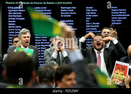 Brasilia, Brésil. Apr 11, 2016. Les membres de la Chambre des députés brésilienne célébrer après que le comité spécial a voté en faveur d'attaquer Président Dilma Rousseff, 11 avril 2016 à Brasilia, Brésil. Un vote de la chambre basse du Congrès aura lieu le dimanche. Credit : Planetpix/Alamy Live News Banque D'Images