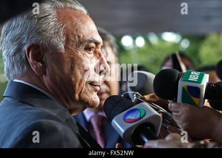 Brasilia, Brésil. Apr 11, 2016. Vice-président Michel Temer brésilien parle aux médias après un enregistrement a été accidentellement libérées en disant qu'il était prêt à prendre le contrôle du gouvernement que le Congrès se déplace à attaquer Président Dilma Rousseff, 11 avril 2016 à Brasilia, Brésil. La libération est passé comme un comité de la chambre basse du Congrès ont voté pour attaquer. Rousseffl Credit : Planetpix/Alamy Live News Banque D'Images