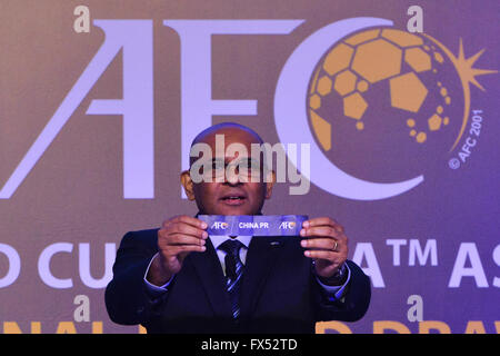 Kuala Lumpur, Malaisie. 12 avr, 2016. John Windsor, la Confédération Asiatique de Football (AFC) Secrétaire général, affiche un tirage de la Chine pendant le tirage officiel pour la finale de la Coupe du Monde de football FIFA 2018 qualificatifs asiatique à Kuala Lumpur, Malaisie, le 12 avril 2016. © Chong Chung Voon/Xinhua/Alamy Live News Banque D'Images