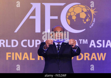 Kuala Lumpur, Malaisie. 12 avr, 2016. John Windsor, la Confédération Asiatique de Football (AFC) Secrétaire général, affiche un tirage d'Iran pendant le tirage officiel pour la finale de la Coupe du Monde de football FIFA 2018 qualificatifs asiatique à Kuala Lumpur, Malaisie, le 12 avril 2016. © Chong Chung Voon/Xinhua/Alamy Live News Banque D'Images