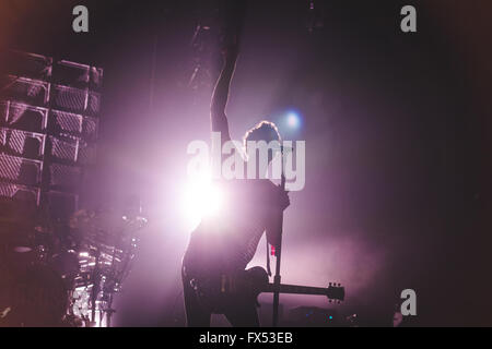 11 avril 2016 - Luke Hemmings, Ashton Irwin, Michael Clifford et capot de Calum, 5 secondes de l'été, effectuer à la Leeds Premier Direct Arena sur leur 2016, «sons Live, se sent vivre', world tour © Myles Wright/ZUMA/Alamy Fil Live News Banque D'Images