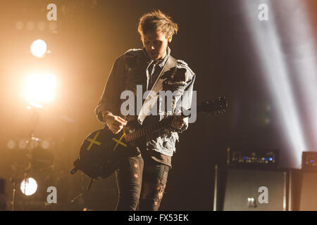 11 avril 2016 - Luke Hemmings, Ashton Irwin, Michael Clifford et capot de Calum, 5 secondes de l'été, effectuer à la Leeds Premier Direct Arena sur leur 2016, «sons Live, se sent vivre', world tour © Myles Wright/ZUMA/Alamy Fil Live News Banque D'Images