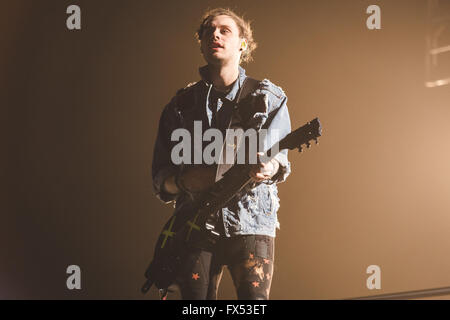 11 avril 2016 - Luke Hemmings, Ashton Irwin, Michael Clifford et capot de Calum, 5 secondes de l'été, effectuer à la Leeds Premier Direct Arena sur leur 2016, «sons Live, se sent vivre', world tour © Myles Wright/ZUMA/Alamy Fil Live News Banque D'Images