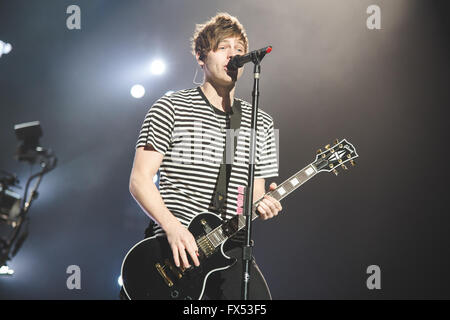 11 avril 2016 - Luke Hemmings, Ashton Irwin, Michael Clifford et capot de Calum, 5 secondes de l'été, effectuer à la Leeds Premier Direct Arena sur leur 2016, «sons Live, se sent vivre', world tour © Myles Wright/ZUMA/Alamy Fil Live News Banque D'Images