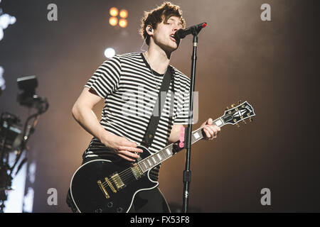 11 avril 2016 - Luke Hemmings, Ashton Irwin, Michael Clifford et capot de Calum, 5 secondes de l'été, effectuer à la Leeds Premier Direct Arena sur leur 2016, «sons Live, se sent vivre', world tour (crédit Image : © Myles Wright via Zuma sur le fil) Banque D'Images