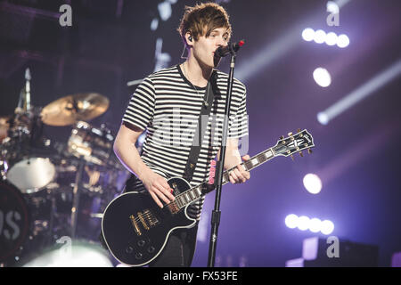 11 avril 2016 - Luke Hemmings, Ashton Irwin, Michael Clifford et capot de Calum, 5 secondes de l'été, effectuer à la Leeds Premier Direct Arena sur leur 2016, «sons Live, se sent vivre', world tour (crédit Image : © Myles Wright via Zuma sur le fil) Banque D'Images