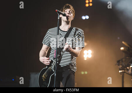 11 avril 2016 - Luke Hemmings, Ashton Irwin, Michael Clifford et capot de Calum, 5 secondes de l'été, effectuer à la Leeds Premier Direct Arena sur leur 2016, «sons Live, se sent vivre', world tour (crédit Image : © Myles Wright via Zuma sur le fil) Banque D'Images