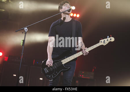 11 avril 2016 - Luke Hemmings, Ashton Irwin, Michael Clifford et capot de Calum, 5 secondes de l'été, effectuer à la Leeds Premier Direct Arena sur leur 2016, «sons Live, se sent vivre', world tour (crédit Image : © Myles Wright via Zuma sur le fil) Banque D'Images