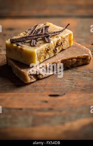 Savon artisanal à froid avec la vanille Banque D'Images