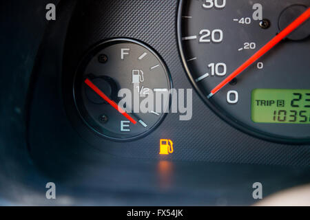 Une jauge de gaz dans une voiture lit vide et montre le témoin à laisser le pilote sais qu'ils sont en panne d'essence et ont besoin pour faire le plein. Banque D'Images