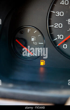 Une jauge de gaz dans une voiture lit vide et montre le témoin à laisser le pilote sais qu'ils sont en panne d'essence et ont besoin pour faire le plein. Banque D'Images