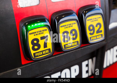 Dans une station de multiples options sont disponibles pour le type de gaz à mettre dans votre véhicule et dans ce scénario, les meilleurs typ Banque D'Images
