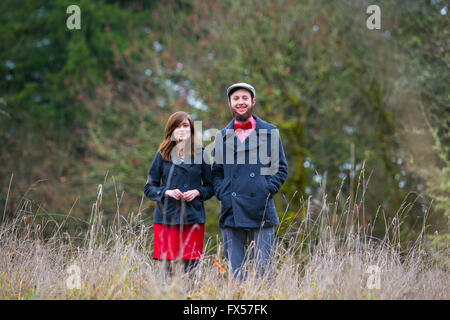 Engagée et dans l'amour, ce couple pose pour des portraits en plein air en hiver. Banque D'Images