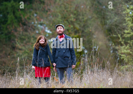 Engagée et dans l'amour, ce couple pose pour des portraits en plein air en hiver. Banque D'Images