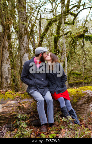 Engagée et dans l'amour, ce couple pose pour des portraits en plein air en hiver. Banque D'Images