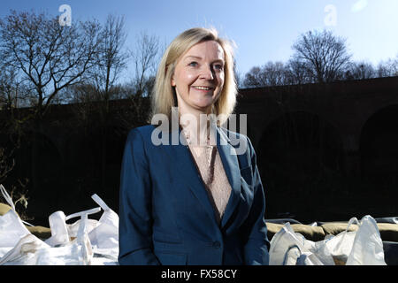 Elizabeth Truss, Secrétaire d'État à l'environnement, de l'Alimentation et des Affaires rurales, sur une visite de la région de Kirkstall Leeds, West Yor Banque D'Images