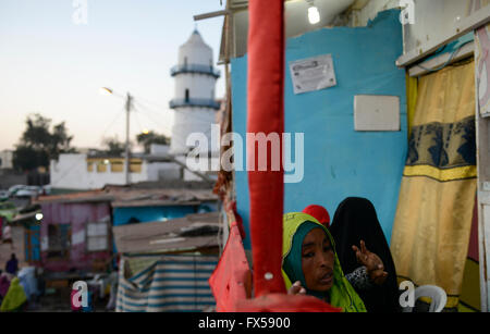 DJIBOUTI , Djibouti Ville, mosquée Hamoudi, dans la vieille ville, les femmes dans le / DSCHIBUTI, Dschibuti Stadt, Hamoudi Moschee in der Altstadt, Frauen im Restaurant Banque D'Images