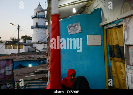 DJIBOUTI , Djibouti Ville, mosquée Hamoudi, dans la vieille ville, les femmes dans le / DSCHIBUTI, Dschibuti Stadt, Hamoudi Moschee in der Altstadt, Frauen im Restaurant Banque D'Images