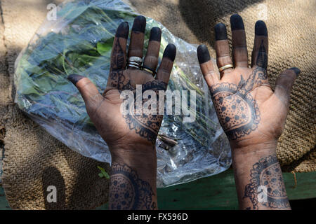 DJIBOUTI, Arta, les femmes vendent des feuilles de khat, qui est un médicament de mastication, la femme à la main peinture / DSCHIBUTI Mehndi, Arta, Verwaltung der Droge le khat, das der Kauen Blaetter des Kathstrauch Rauschzustand erzeugt einen à Djibouti, ist der Verwaltung staatlich geregelt, die Blaetter kommen aus Aethiopien, Frau mit Handbemalung Mehndi Banque D'Images