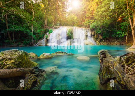 Environnement chute d'Erawan avec grand arbre et des eaux émeraude à Kanchanaburi, Thaïlande Banque D'Images