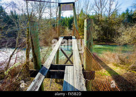 Très vieux swinging bridge traverse la rivière Siuslaw à London de l'Oregon. Ce pont a été utilisé pour accéder à une ferme de l'autre côté Banque D'Images