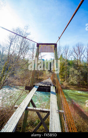 Très vieux swinging bridge traverse la rivière Siuslaw à London de l'Oregon. Ce pont a été utilisé pour accéder à une ferme de l'autre côté Banque D'Images