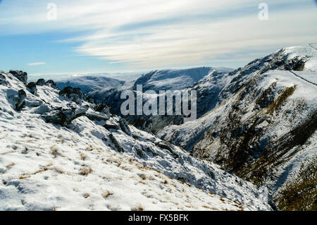 À la recherche d'les rochers escarpés de High Street dans le Lake District Banque D'Images