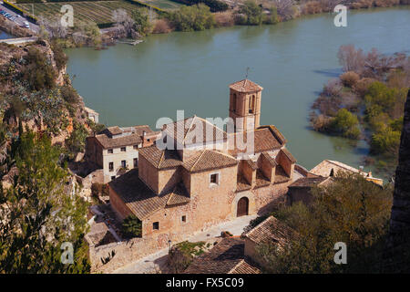 Miravet est un ancien petit village situé au milieu des terres del Ebre, dans un paysage magnifique entre les montagnes Banque D'Images