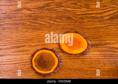 Les montagnes russes en bois rustique sur une table dans un lodge. Banque D'Images