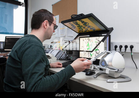 Les scientifiques sur un moniteur 3D à l'Université Heinrich-Heine à Düsseldorf Banque D'Images