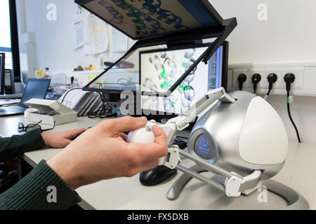 Les scientifiques sur un moniteur 3D à l'Université Heinrich-Heine à Düsseldorf Banque D'Images