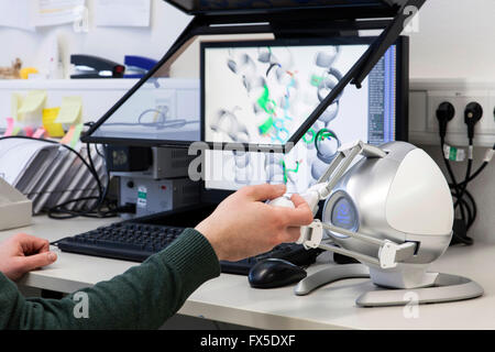 Les scientifiques sur un moniteur 3D à l'Université Heinrich-Heine à Düsseldorf Banque D'Images