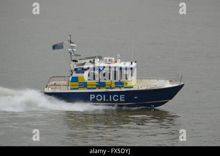 La police a rencontré l'unité de police maritime voile Gabriel Franks II MP3 à la tête de la Tamise à Londres UK Banque D'Images