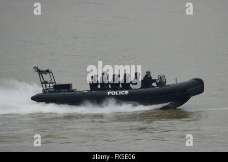 La police a rencontré l'unité de police maritime RIB MP10 à la tête de la Tamise à Londres UK Banque D'Images