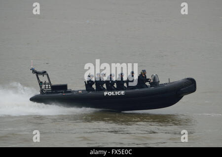 La police a rencontré l'unité de police maritime RIB MP10 à la tête de la Tamise à Londres UK Banque D'Images