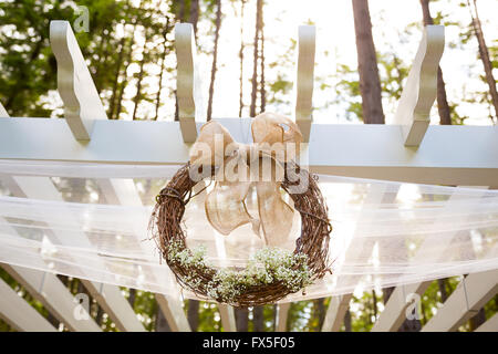 Décorations de mariage nous une couronne en bois pour décor extérieur. Banque D'Images