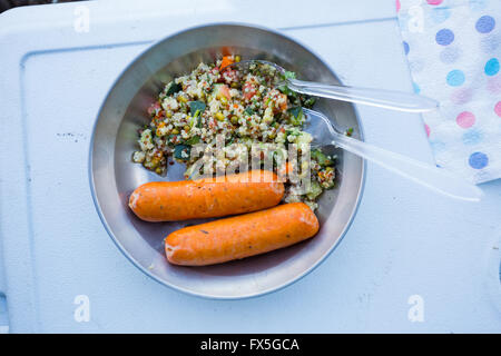 Pendant que cuit la nourriture simple randonnée sur la rivière Deschutes dans l'Oregon. Saucisses de poulet et salade de quinoa pour une alimentation saine au t Banque D'Images