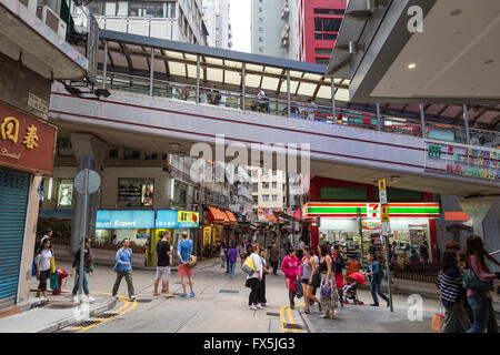 Système central Mid-Levels Escalator-sur une rue animée au centre de Hong Kong en Chine. Banque D'Images