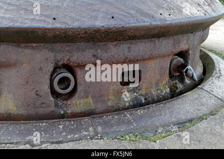 Close up of le secteur des pièces d'artillerie sur une tourelle à canon à la hausse (un canon de 75 mm) sur le Fort Douaumont, près de Verdun, France. Banque D'Images