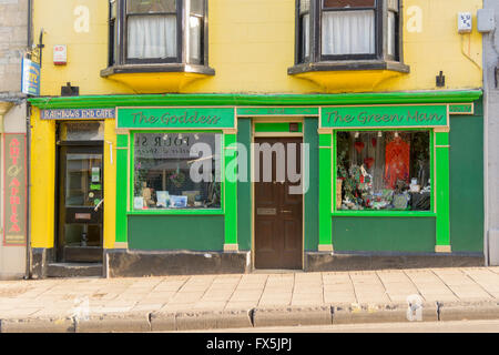 Shop - La déesse et l'homme vert et le ciel fin Cafe, Glastonbury, Somerset, Angleterre. Banque D'Images