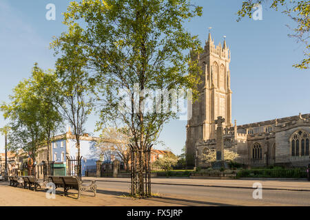 La grande rue avec l'église de St Jean le Baptiste, Glastonbury. Banque D'Images