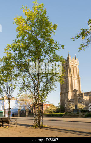 La grande rue avec l'église de St Jean le Baptiste, Glastonbury. Banque D'Images