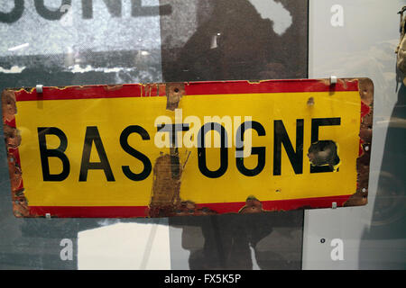 Le signe que la route de Bastogne a été photographié par le Général McAuliffe se tiendra en 1945, Bastogne War Museum, Bastogne, Belgique. Banque D'Images