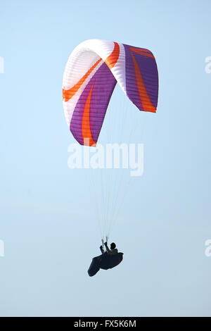 Vol en parapente en hauteur avec ciel bleu en arrière-plan Banque D'Images