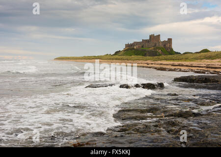 Château de Bamburgh voit de loin au crépuscule le long de la côte de l'Angleterre Banque D'Images